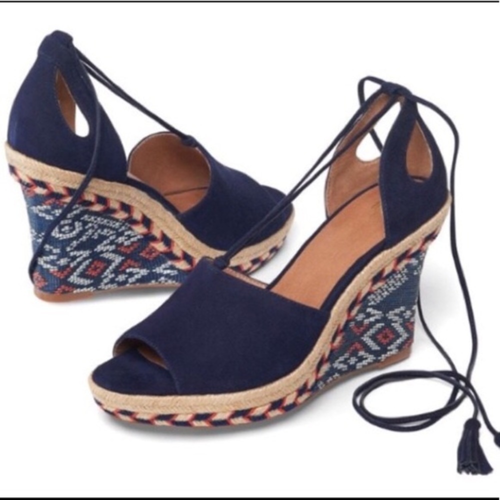 Wedge sandals with detail on heels and tassels